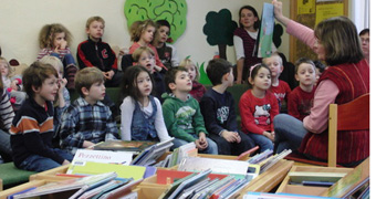 Raum in der Stadtbibliothek mit Kindern