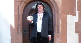 City guide in historical garb