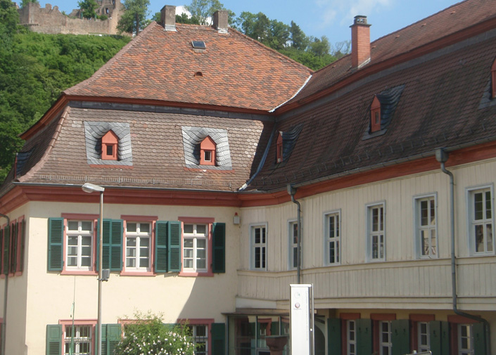 The building of the Museum and the Ruins of the Castle of Windeck in the background
