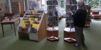 Frau vor DVDs