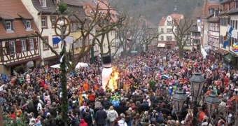 Der Schneemann verbrennt auf dem Marktplatz, umringt von tausenden Kindern