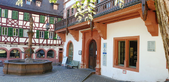 eft of the marketplace fountain in front of the Lion Pharmacy, right of the main entrance of the Tourist Information in the Old Town Hall