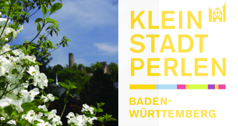 Pinkfarbene Postkarte mit Kreide aufgemalte Skyline von Gebäuden