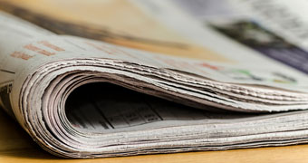 Zeitung auf Tisch