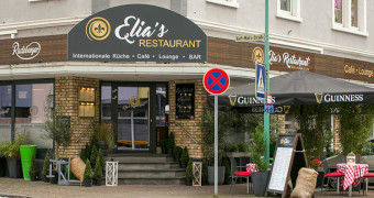 Eingangsbereich des Restaurants mit Freisitzbereich auf der rechten Seite