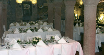 Gedeckte Festtafeln in weiß und rose im Kellergewölbe der Burgruine Windeck