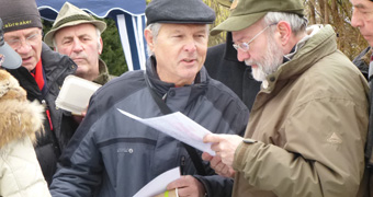 Dialog mit der Stadt Bürger mit Papieren in der Hand