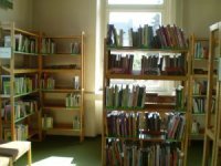 Regal mit Sachbüchern
