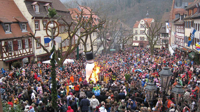 Symbolische Verbrennung des Schneemanns auf dem historischen Marktplatz