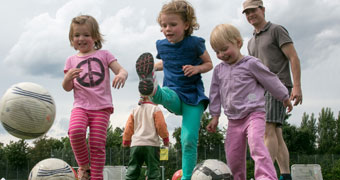 Kinder spielen mit Ball